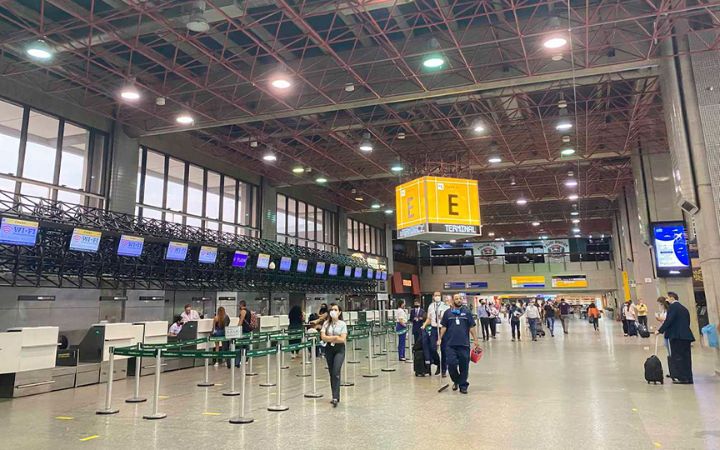 pessoas caminhando pelo aeroporto de guarulhos