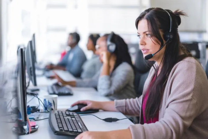 Mulher atendente de telemarketing proibida de usar o banheiro